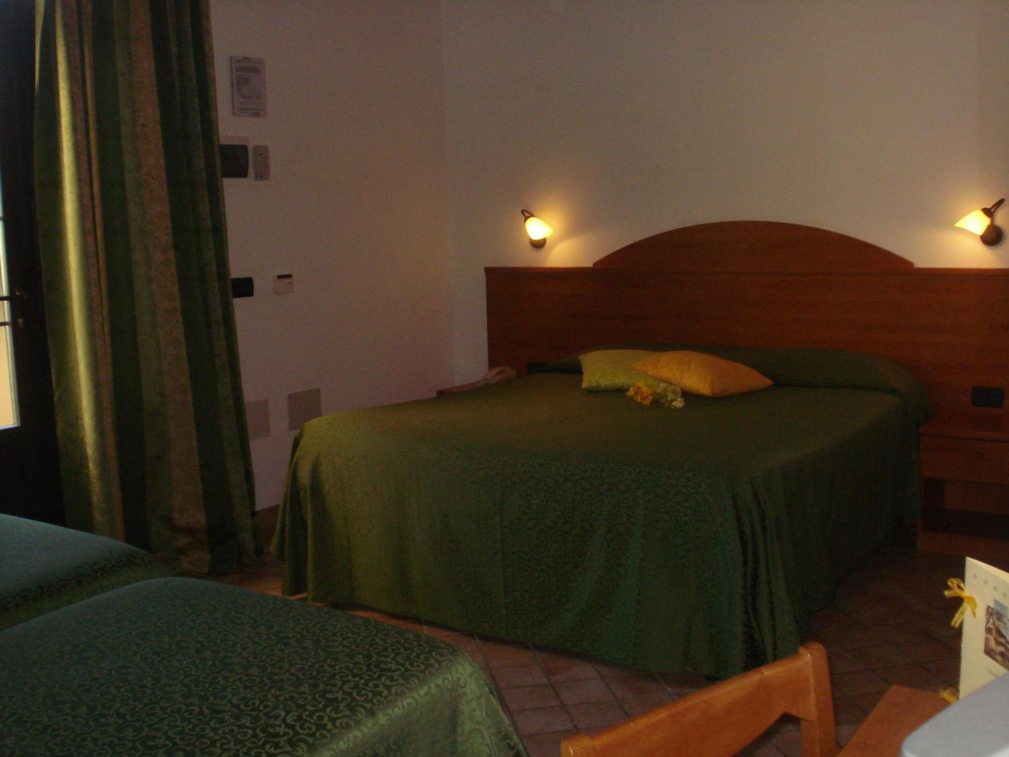 קסטנייטו קרדוצ'י Carlo'S Hotel מראה חיצוני תמונה