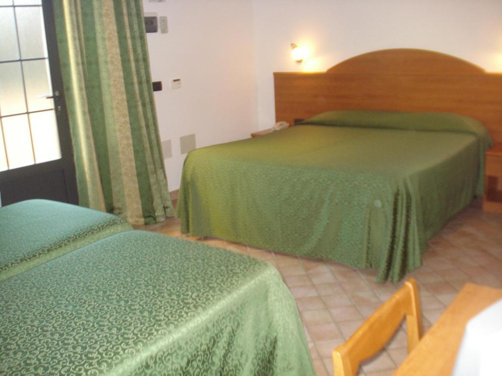 קסטנייטו קרדוצ'י Carlo'S Hotel חדר תמונה