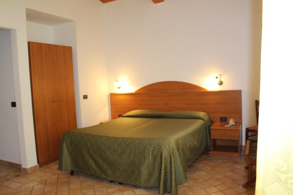 קסטנייטו קרדוצ'י Carlo'S Hotel מראה חיצוני תמונה