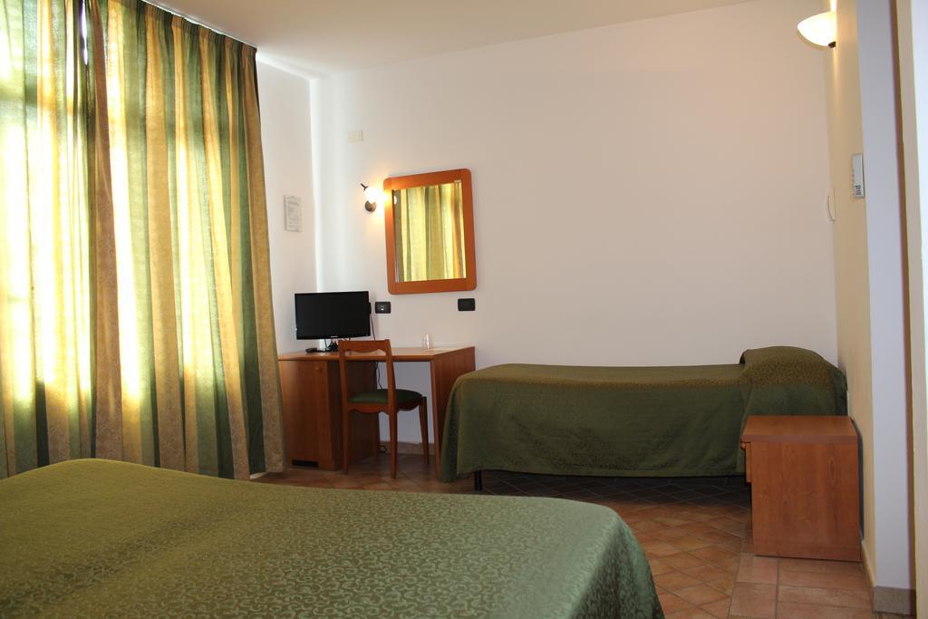 קסטנייטו קרדוצ'י Carlo'S Hotel מראה חיצוני תמונה